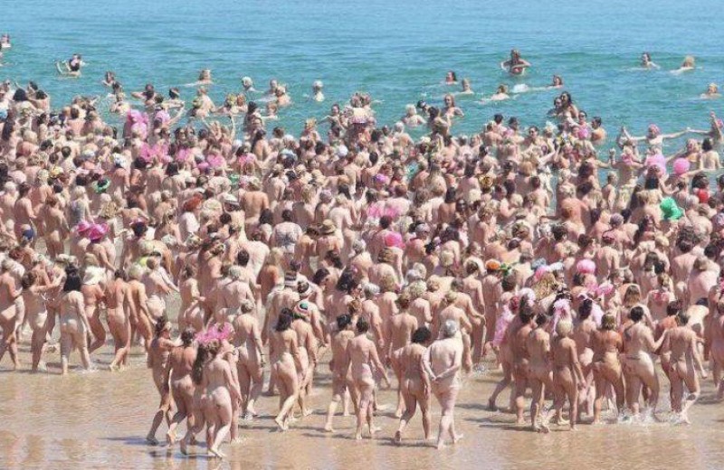 Χιλιάδες γυναίκες έπεσαν γυμνές στη θάλασσα και έσπασαν το Ρεκόρ Γκίνες