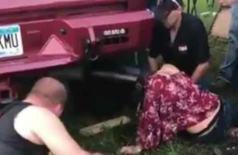 Viral το βίντεο με την έφηβη που σφήνωσε το κεφάλι της σε εξάτμιση λεωφορείου