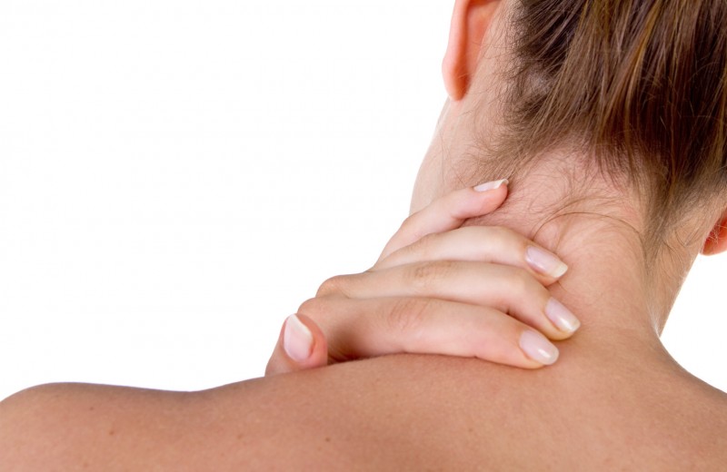 Ψύξη στον αυχένα: Τι να κάνετε για να φύγει πιο γρήγορα ο πόνος.