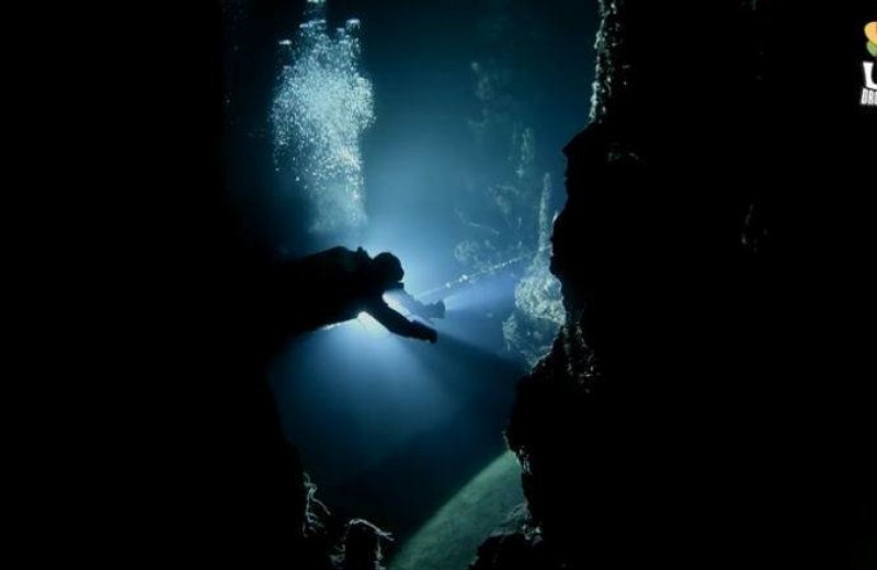 Ένα εντυπωσιακό βίντεο από το μαγευτικό υποθαλάσσιο σπήλαιο της Αμφιτρίτης