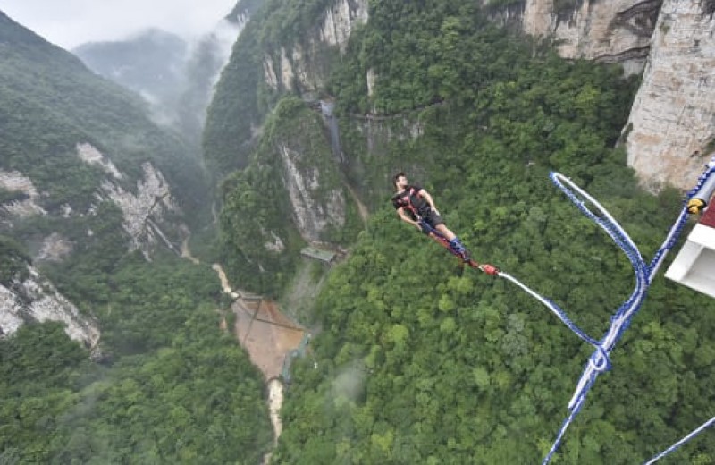 Η υψηλότερη γυάλινη γέφυρα στον κόσμο άνοιξε,κάνοντας το ψηλότερο bungee jump