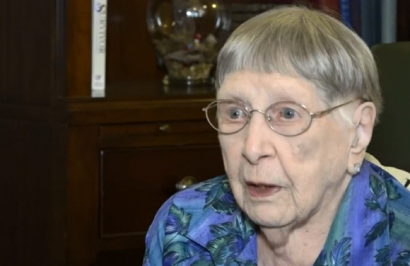 Γυναίκα 104 ετών υποστηρίζει ότι το μυστικό της μακροζωίας είναι τα αναψυκτικά